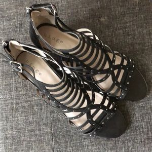 Hinge black strapped wedge